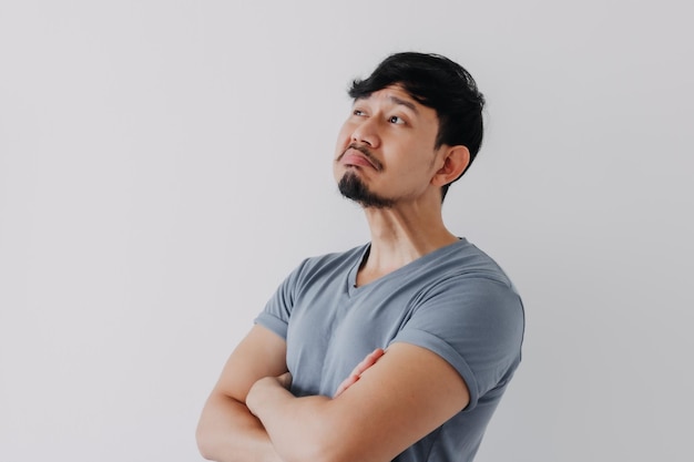 Cara de negación insolente del hombre en camiseta azul aislado sobre fondo blanco.