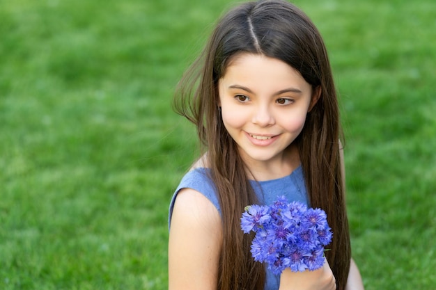 Cara de niña adolescente con flores niña bonita con ramo de primavera retrato de niña linda