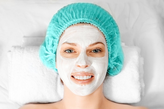 Cara de niña cubierta con una mascarilla cosmética.