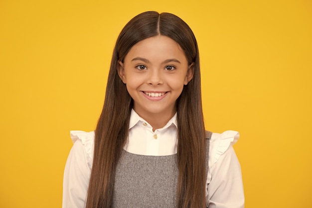 Cara de niña feliz emociones positivas y sonrientes Niño niña 12 13 14 años Retrato de estudio de fondo Concepto de estilo de vida infantil Retrato de primer plano de niño adolescente caucásico