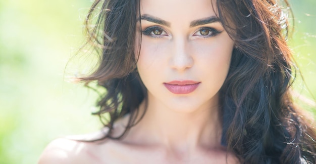 Cara de niña con maquillaje en piel joven en la naturaleza