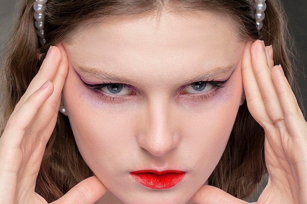 Cara de niña modelo con primer plano de labios rojos