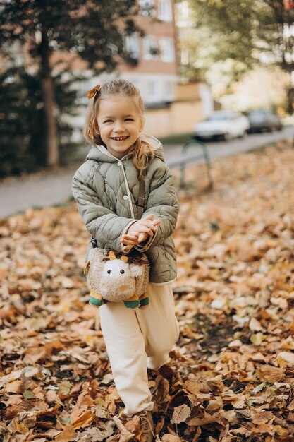 la cara de un niño jugando en el patio por la tarde en un fresco día de otoño