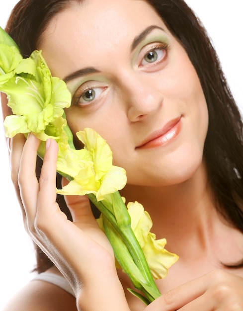 Cara nova com as flores de gladíolo nas mãos