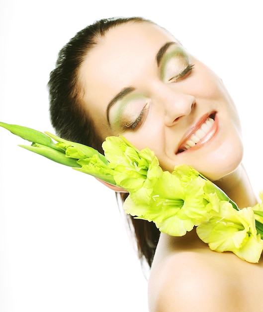 Cara nova com as flores de gladíolo nas mãos