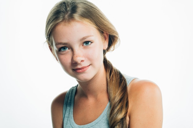 Cara de pecas de retrato femenino de mujer de niña adolescente aislado en blanco. Tiro del estudio.