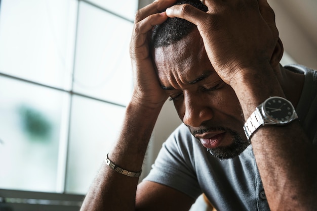 Foto cara preta, estressante e dor de cabeça