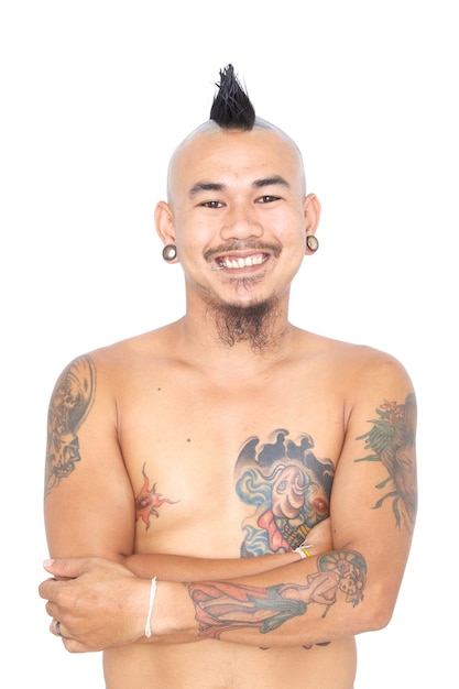 cara punk asiático sorridente com cabelo estilo moicano piercing e tatuagem isolada no fundo branco