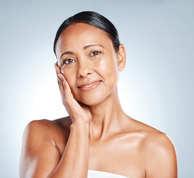 Cara y retrato de anciana con piel en maqueta de belleza cuidado de la piel para antienvejecimiento aislado en el fondo del estudio Dermatología y sonrisa de modelo senior con bienestar facial y cuidado cosmético