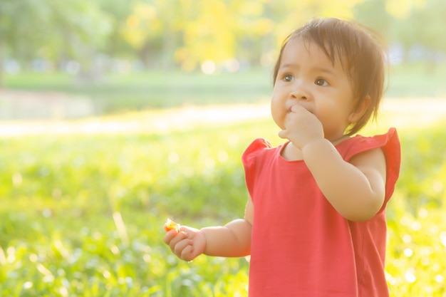 Cara de retrato de niña y niño asiático lindo felicidad y diversión en el parque