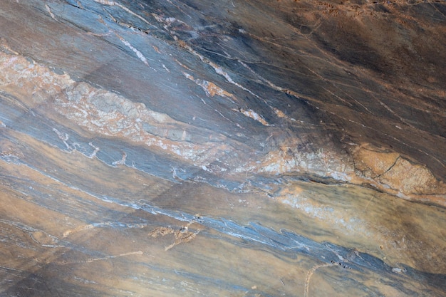 Una cara de roca con una franja azul y marrón.