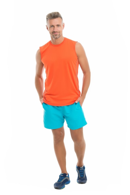 Cara roupa esportiva Conceito de moda Homem modelo loja de roupas Estilo esportivo Moda masculina e roupas da moda Homem rosto calmo posando com confiança fundo branco Homem bonito de camisa e shorts