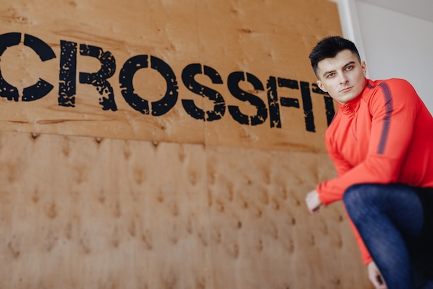 Cara saudável no fundo da inscrição crossfit, tema da saúde