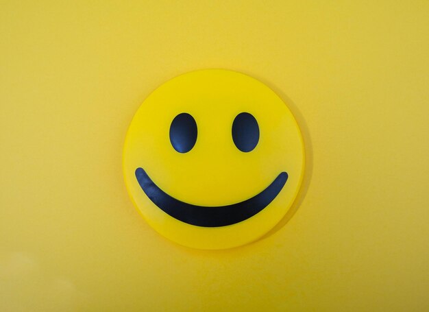Una cara sonriente amarilla con un borde negro y un borde negro.