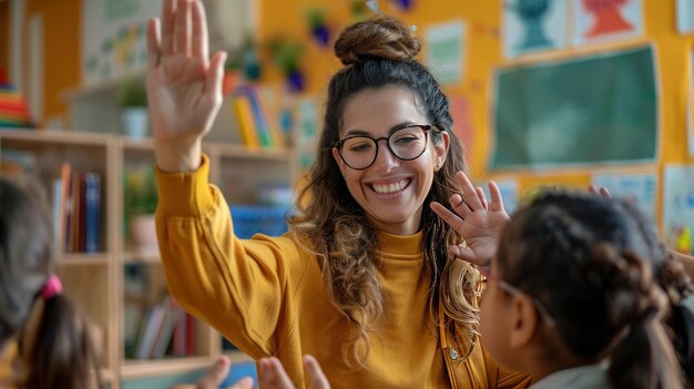 Foto cara sonriente maestra de escuela primaria dando highfive al estudiante durante la clase