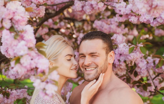 Cara sonriente de primavera feliz pareja joven feliz familia sensual