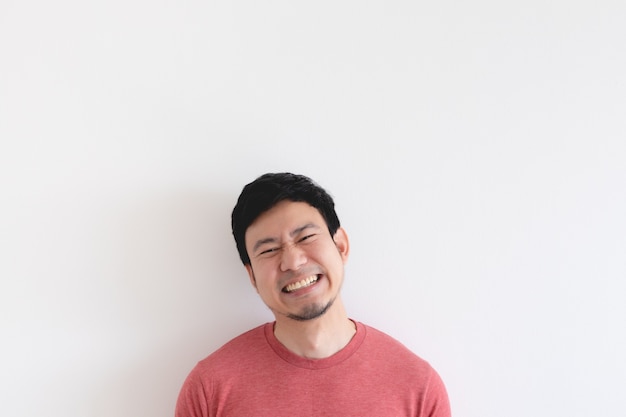 Cara de la sonrisa del hombre asiático feliz en camiseta roja sobre blanco.