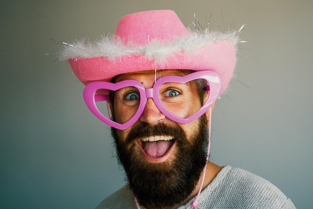 Cara de sonrisa de hombre feliz Guapo joven sonriente con gafas rosas divertidas Expresiones faciales humanas positivas y emociones