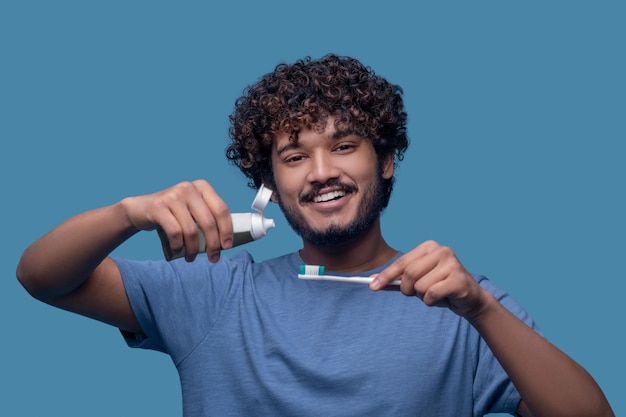 Foto cara sorridente posando para a câmera antes do procedimento de escovação