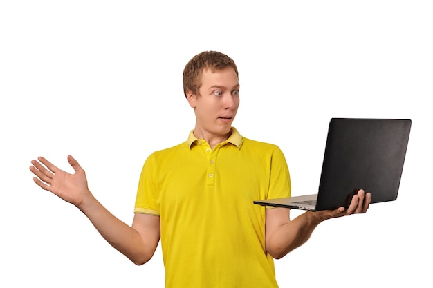 Cara surpreso segurando laptop na mão isolado no fundo branco