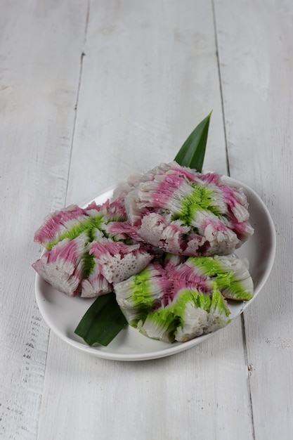 Foto carabikang ist ein traditioneller indonesischer pfannkuchen aus reismehl in form einer blühenden blume