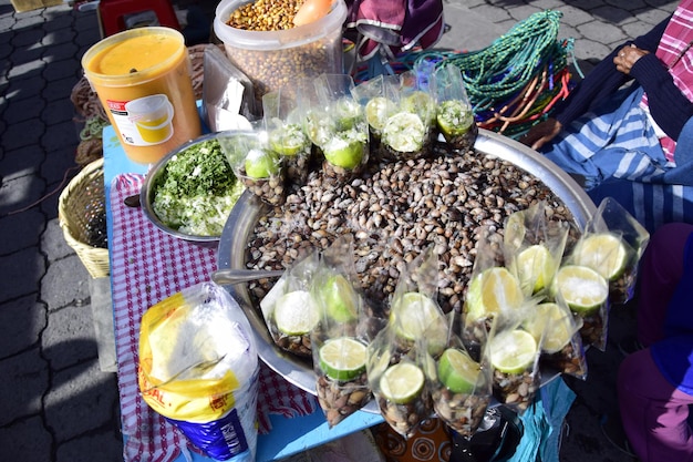 Caracóis com limão um lanche tradicional no balcão do mercado rural de Otavalo