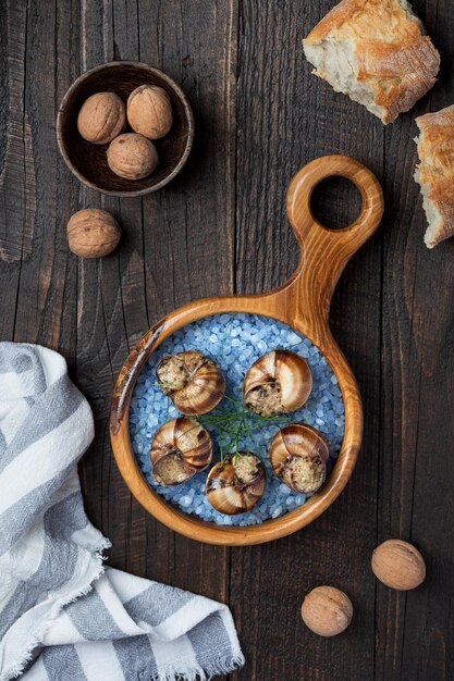 Caracoles a la borgoña con nueces de perejil fresco y ajo