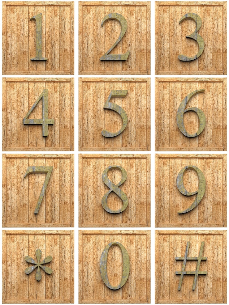 Foto caracteres numéricos de madera aislado sobre fondo blanco.