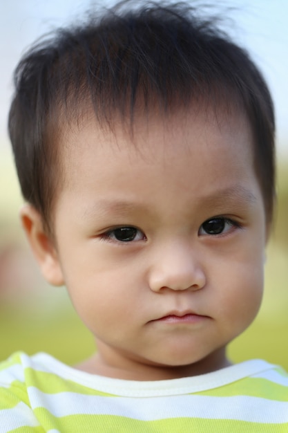 Características faciais de crianças asiáticas, fofura da infância.