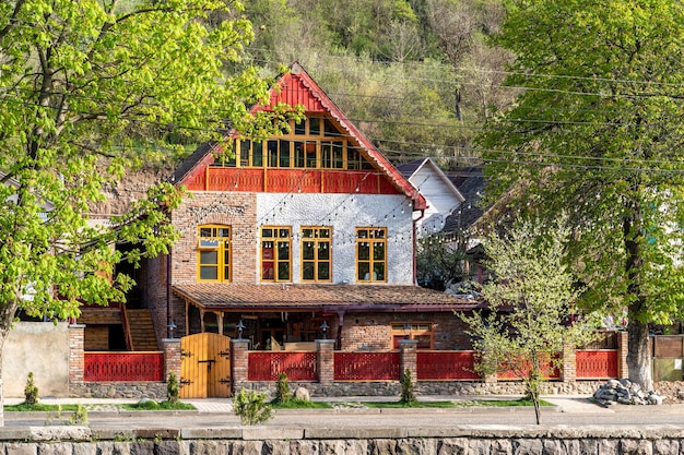 Carahunge Cafe Gebäude an der Getapnya Straße in Dilidschan, Armenien