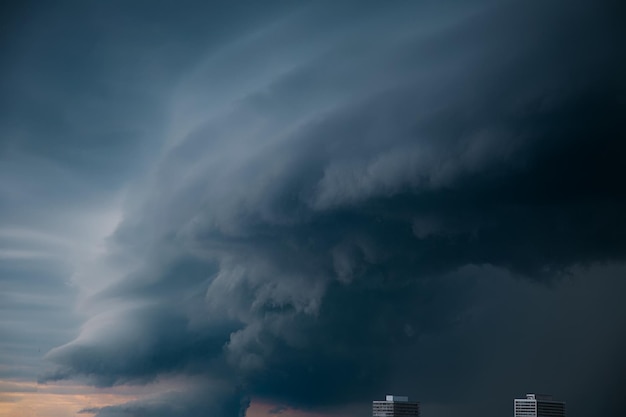 Caraíbas Tornados e furacões causam danos materiais e perturbações