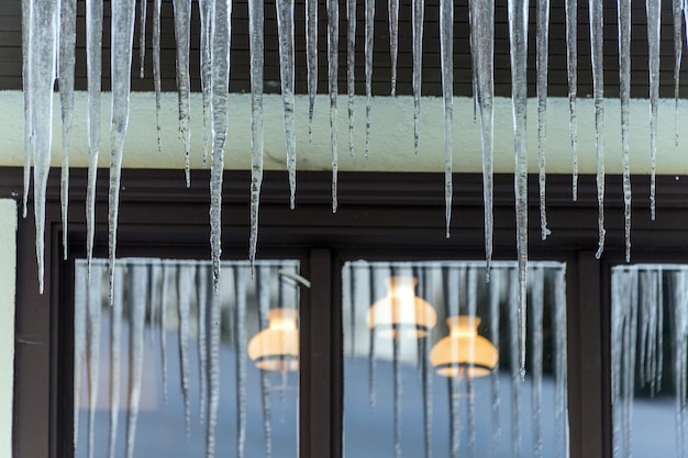 Foto carámbanos en casa en invierno