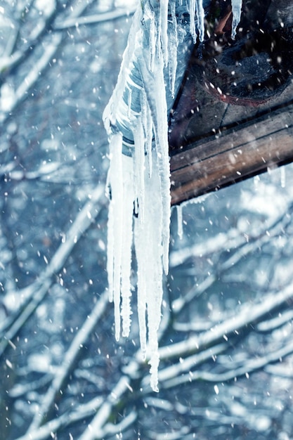 Carámbanos que cuelgan del techo de una casa durante una nevada