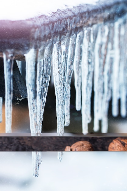 Foto carámbanos en el techo con nieve