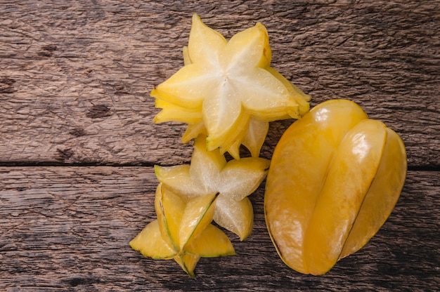 Carambola amarela ou maçã de estrela no fundo de madeira