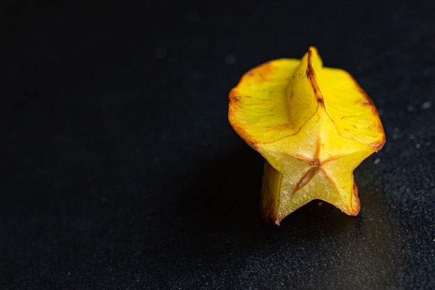 Carambola carambola fresca cortada en rodajas listo para comer