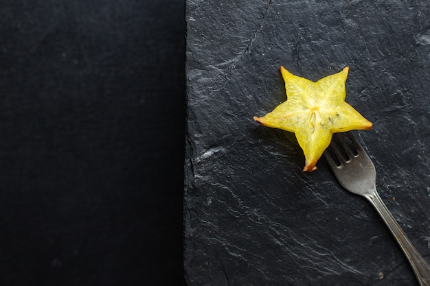 Carambola carambola fresca cortada en rodajas listo para comer