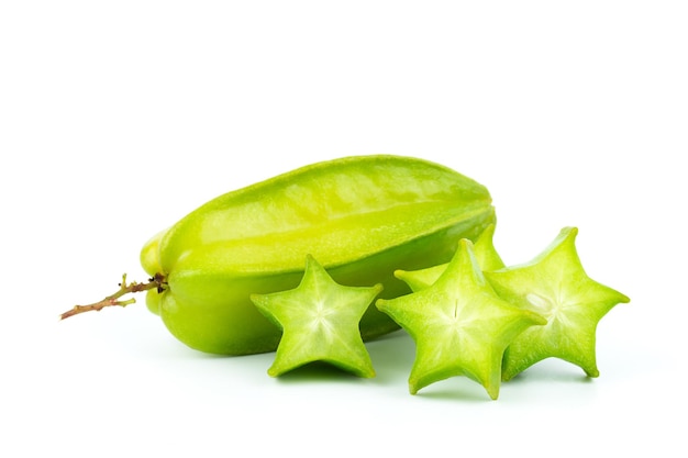 Carambola de fruta estrela ou fruta estrela de maçã estrela em fundo branco