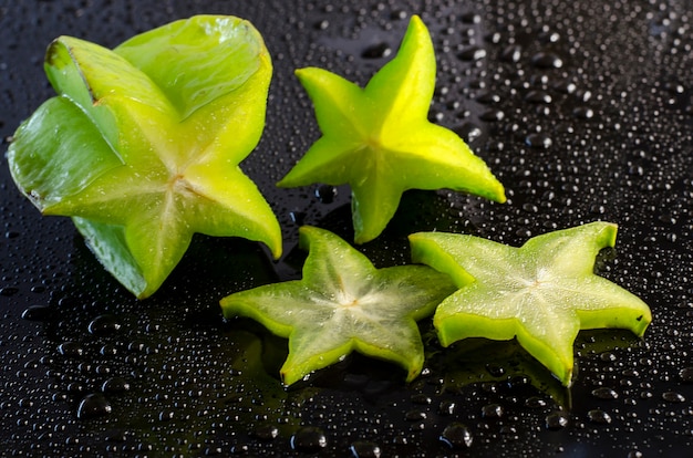 Carambola fresca com gotas