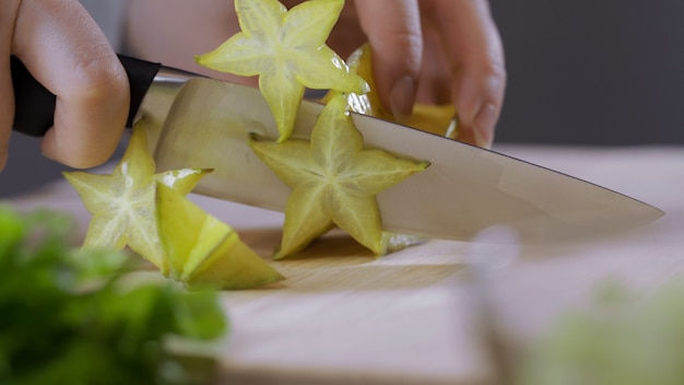 Carambola fresca cortada em tábua de cortar