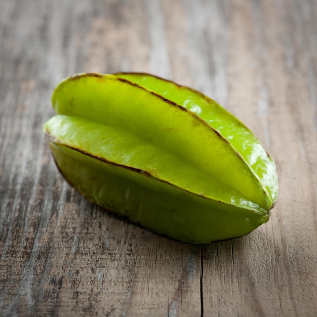 Carambola fresca en un primer plano de la mesa de madera