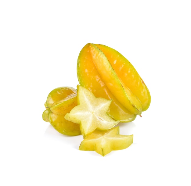 Carambola de fruta de estrella en la pared blanca