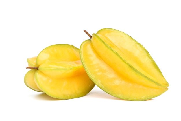 Carambola madura isolada no fundo branco