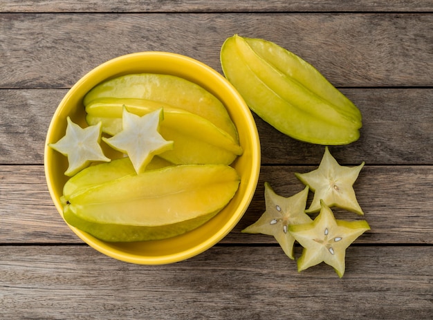 Carambola con rodajas sobre una placa de madera