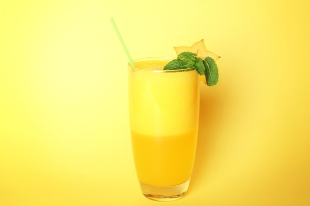 Carambola-Smoothie auf farbigem Hintergrund