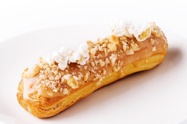 Caramel eclair isolado em placa branca