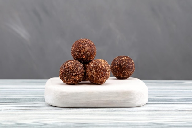 Caramelo alternativo de frutas sin azúcar. Dulces saludables para el menú de Ramadán. Bolitas energéticas con dátiles.