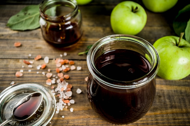 Caramelo casero salado con manzanas