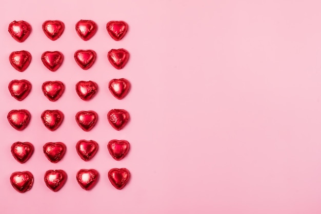 Caramelo de chocolate de corazón rojo sobre fondo rosa Fondo de vacaciones de San Valentín Postre Día de San Valentín