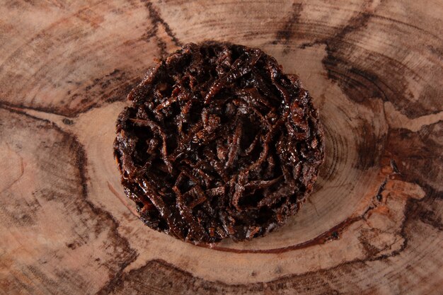 Caramelo de coco Cocada sobre fondo de madera rústica.